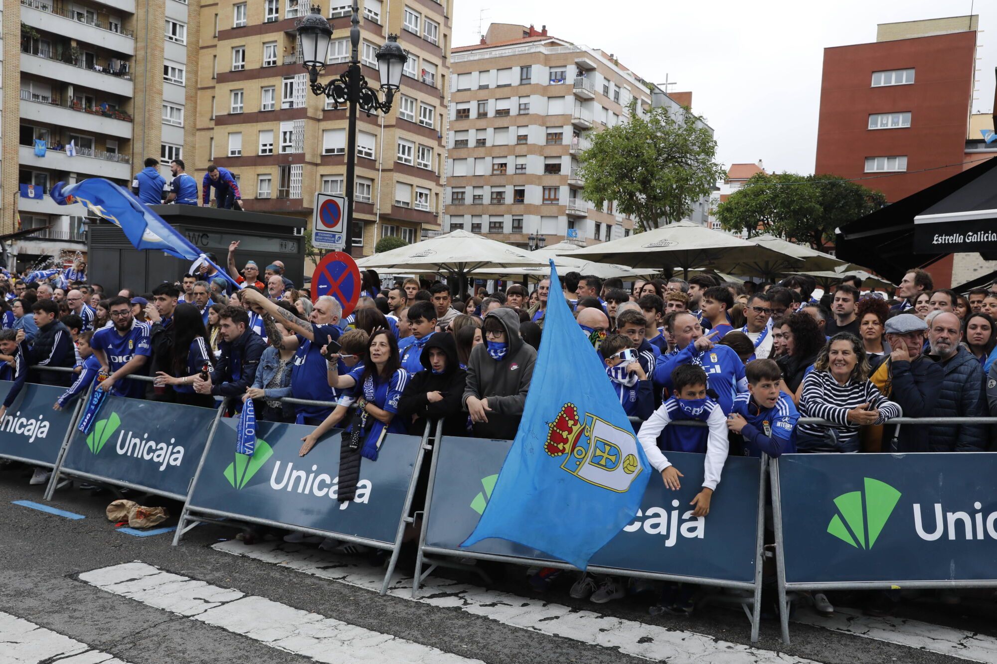 Así fue el recibimiento de la afición al Real Oviedo y toda la previa del último partido de la temporada