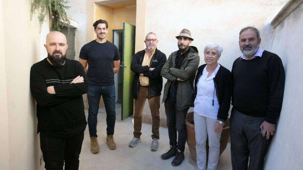 Pep Tur, primero por la izquierda, junto a varios de los ponentes, ayer en la sede del Colegio de Arquitectos en Eivissa. | VICENT MARÍ