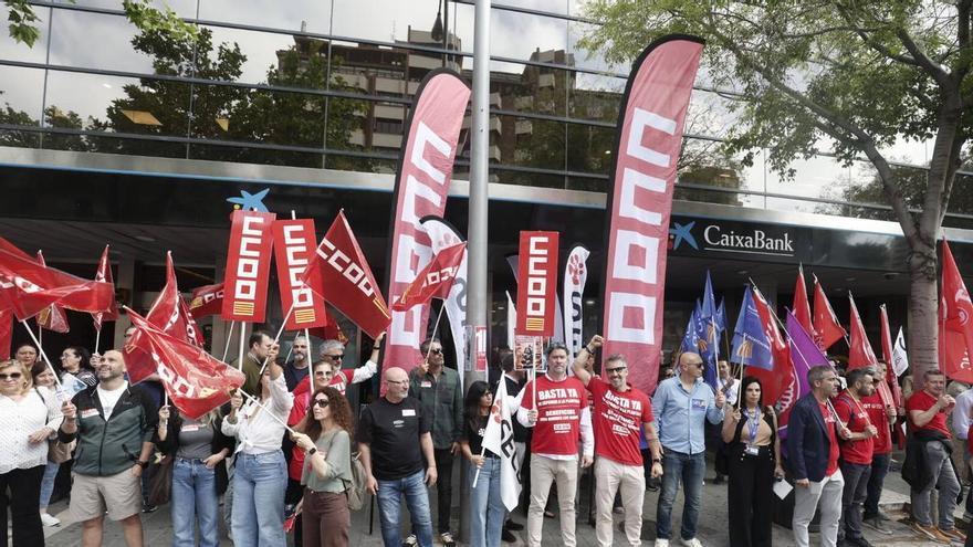 VÍDEO | Los sindicalistas de CaixaBank de Palma protestan por la presión comercial que sufren los empleados