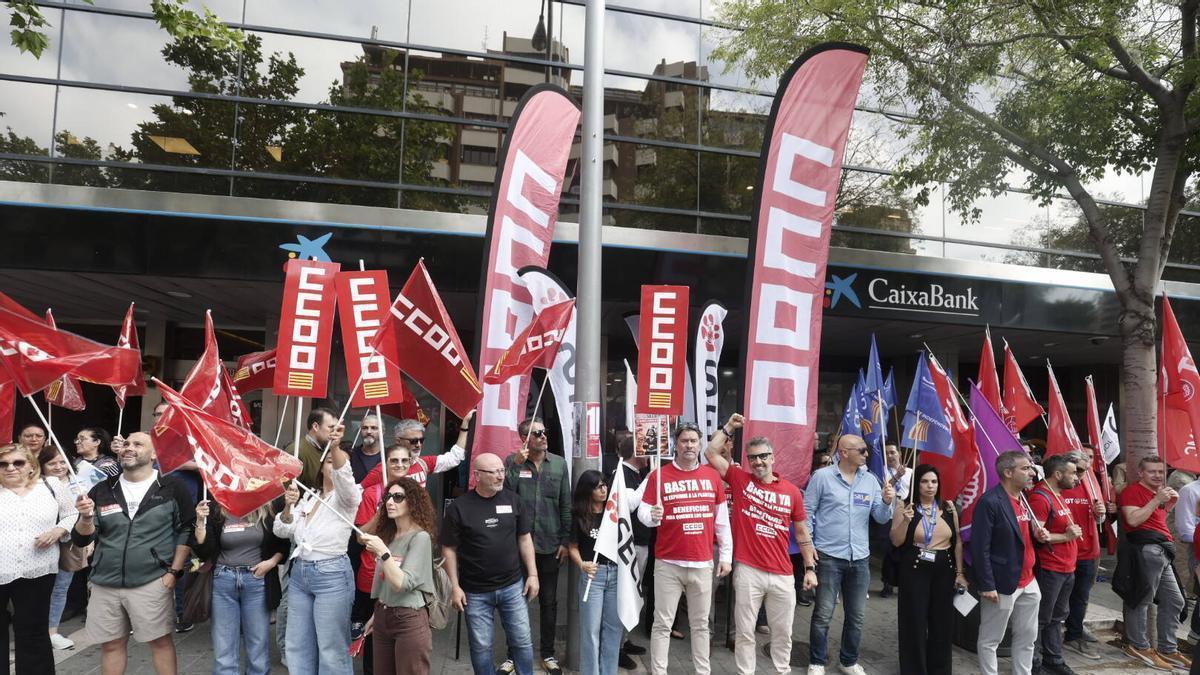 La protesta se ha celebrado frente a la sede principal del banco en Palma