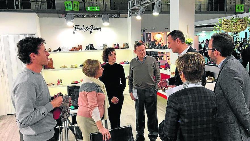 El alcalde de Elche visita a alguna de las empresas ilicitanas en la inauguración de la Micam.