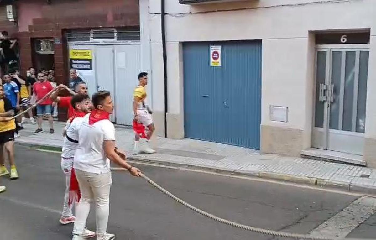 Así fue el recorrido del Toro Enmaromado Glorificado, por las calles de Benavente Así fue el recorrido del Toro Enmaromado Glorificado, por las calles de Benavente