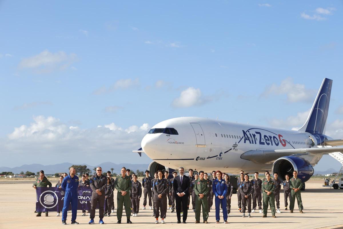 Minutos antes de subir al avión donde experimentaron la gravedad cero. Minutos antes de subir al avión donde experimentaron la gravedad cero.