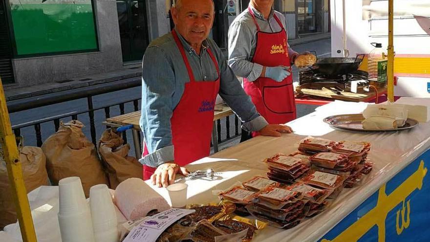 Pepe Naves y Alfonso Jaquete, vendiendo sabadiegos, en Noreña.