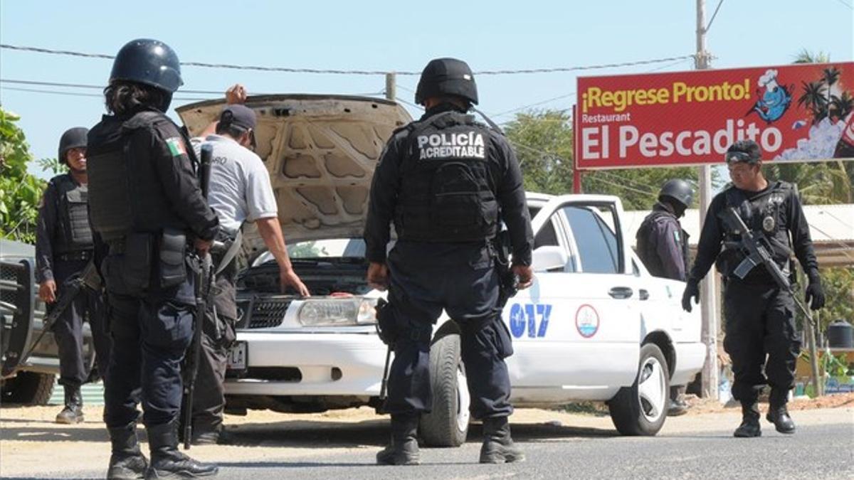 Control policial en Acapulco, cerca de donde fueron violadas las jóvenes españolas