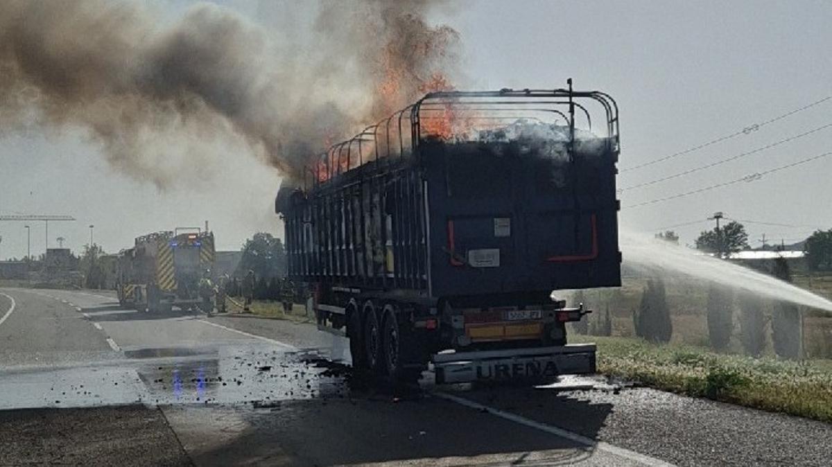 Hicieron falta seis dotaciones de Bombers para extinguir el fuego