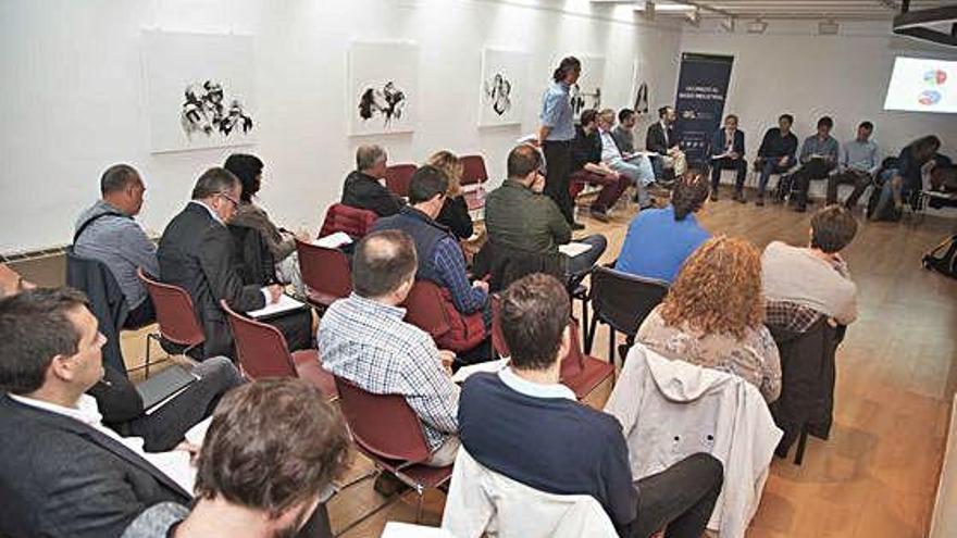 La sala d&#039;actes de la casa Lluvià va omplir-se en la jornada professional sobre indústria