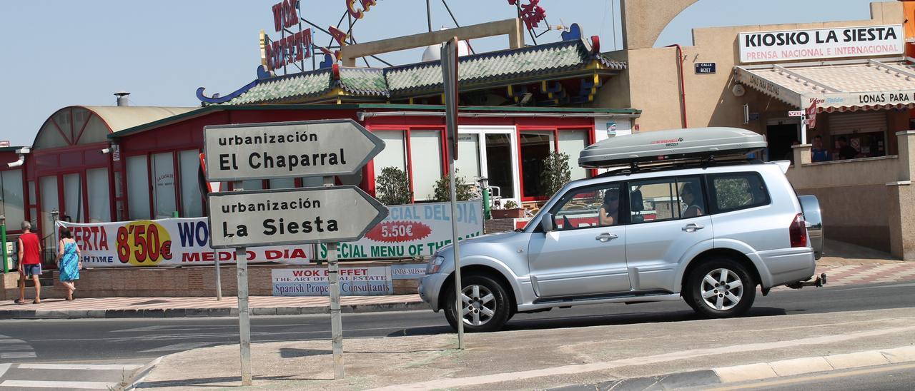 Imagen de los accesos a la urbanización Chaparral La Siesta en Torrevieja