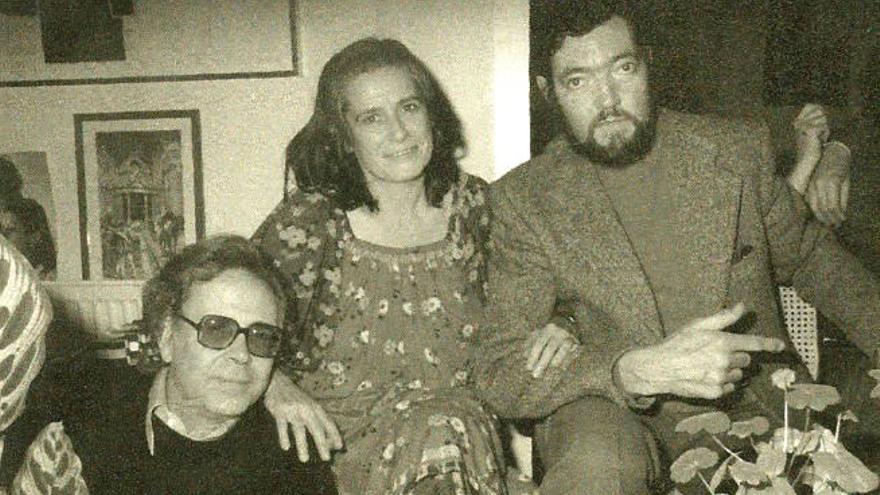 Martín Chirino, junto a la galerista y promotora cultural chilena Carmen Waugh y el escritor argentino Julio Cortázar.