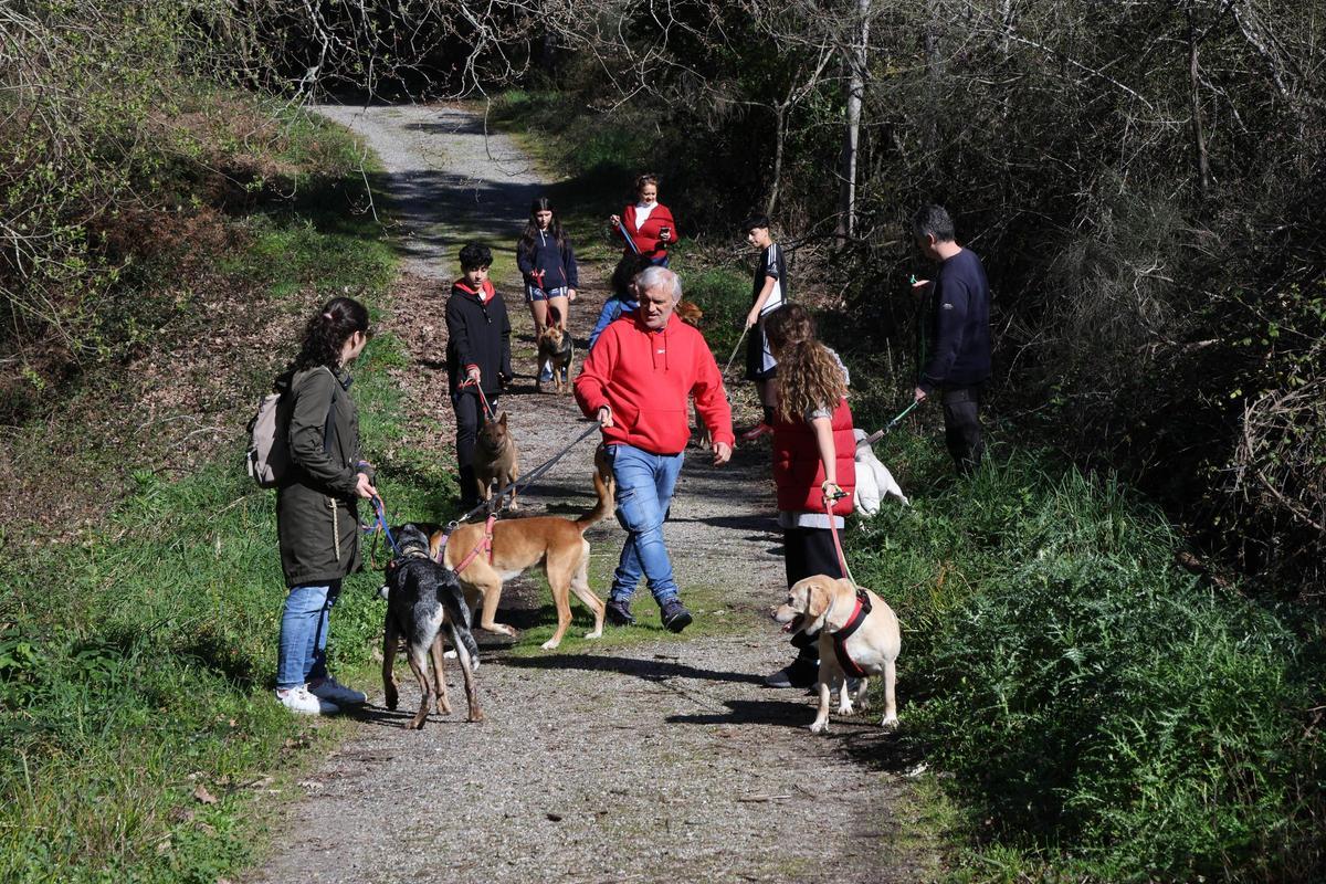 Un paseo por una buena causa: la protectora Os Biosbardos y FARO se unen en la suscripción solidaria