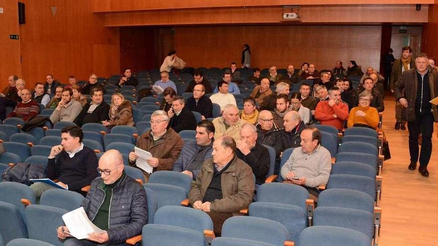 Telmo Martín entra en el auditorio del Pazo ante la presencia de los propietarios del parque empresarial de Nantes. // Gustavo Santos