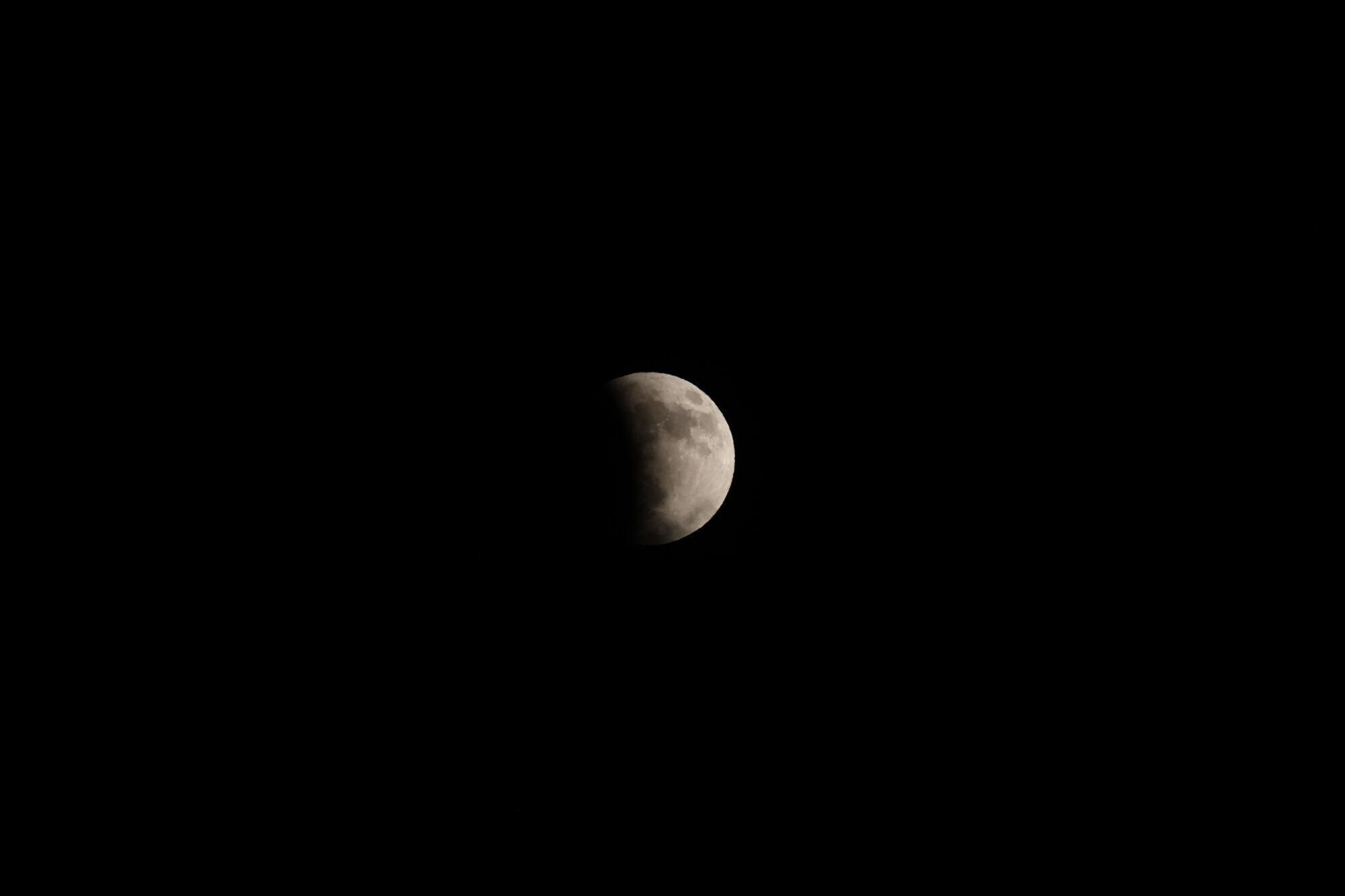 NABLUS (-), 07/09/2025.- The 'Blood Moon' is seen during a total lunar eclipse event visible from the suburbs of Nablus in the West Bank, 07 September 2025. Lunar eclipses, the opposite of solar eclipses, happen when the Earth is positioned between the full moon and sun. The red glow that is created earns these types of eclipses the title of 'blood moon.' EFE/EPA/ALAA BADARNEH