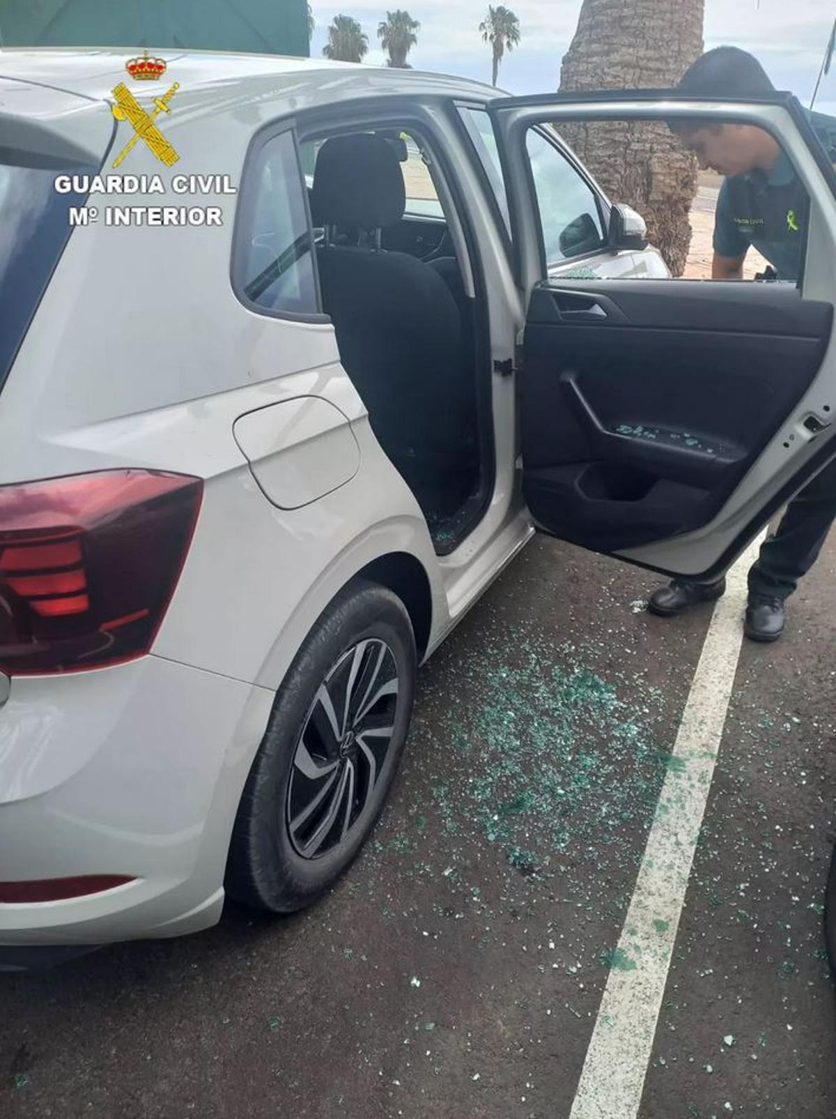 Agentes de la Guardia Civil tras romper la ventanilla para liberar al bebé.