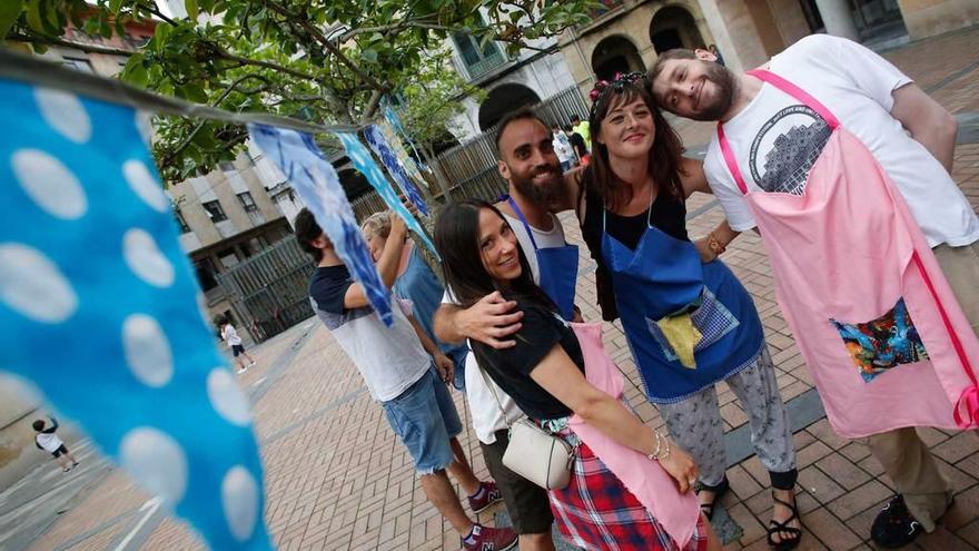 Por la izquierda, Jeny Arribas, Ángel Serrano, Paula Nieto y Daniel Arévalo, ayer, en la plaza de Alfonso VI.