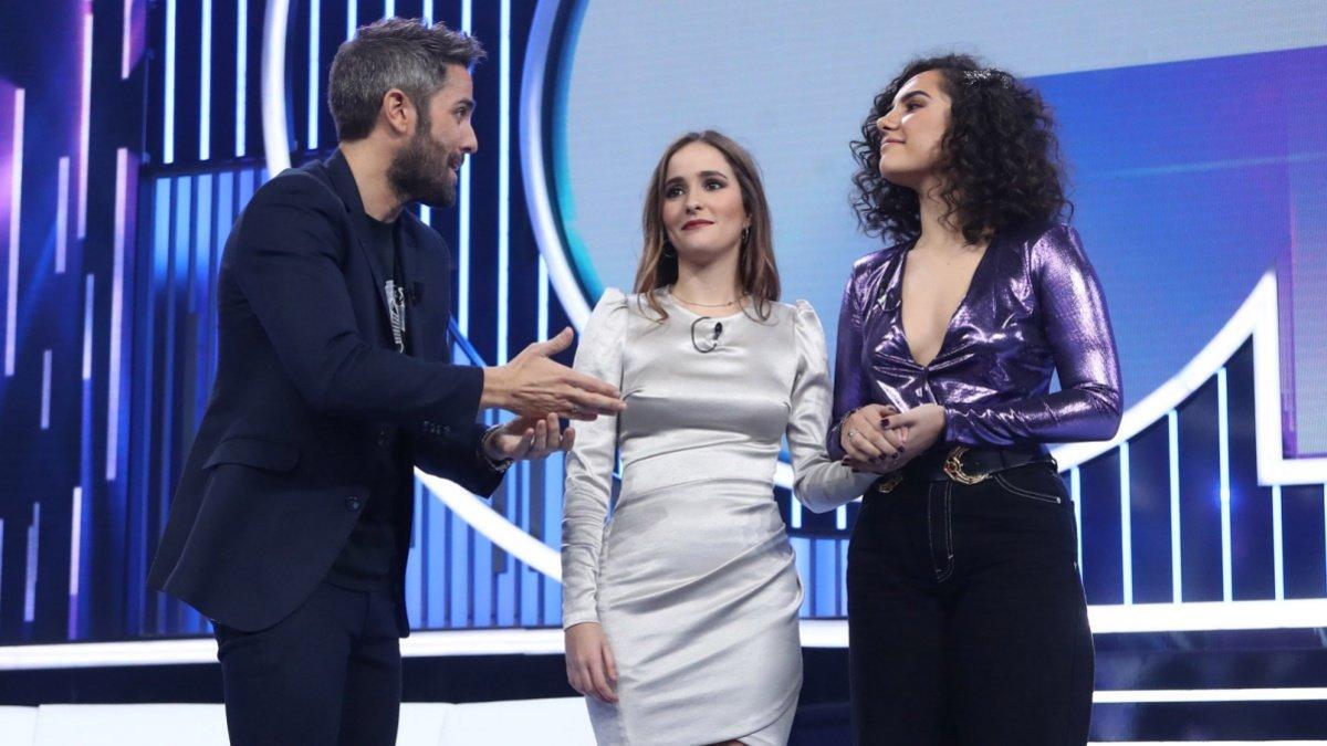 Roberto Leal con Marilia y Marta en el plató de 'OT 2018'