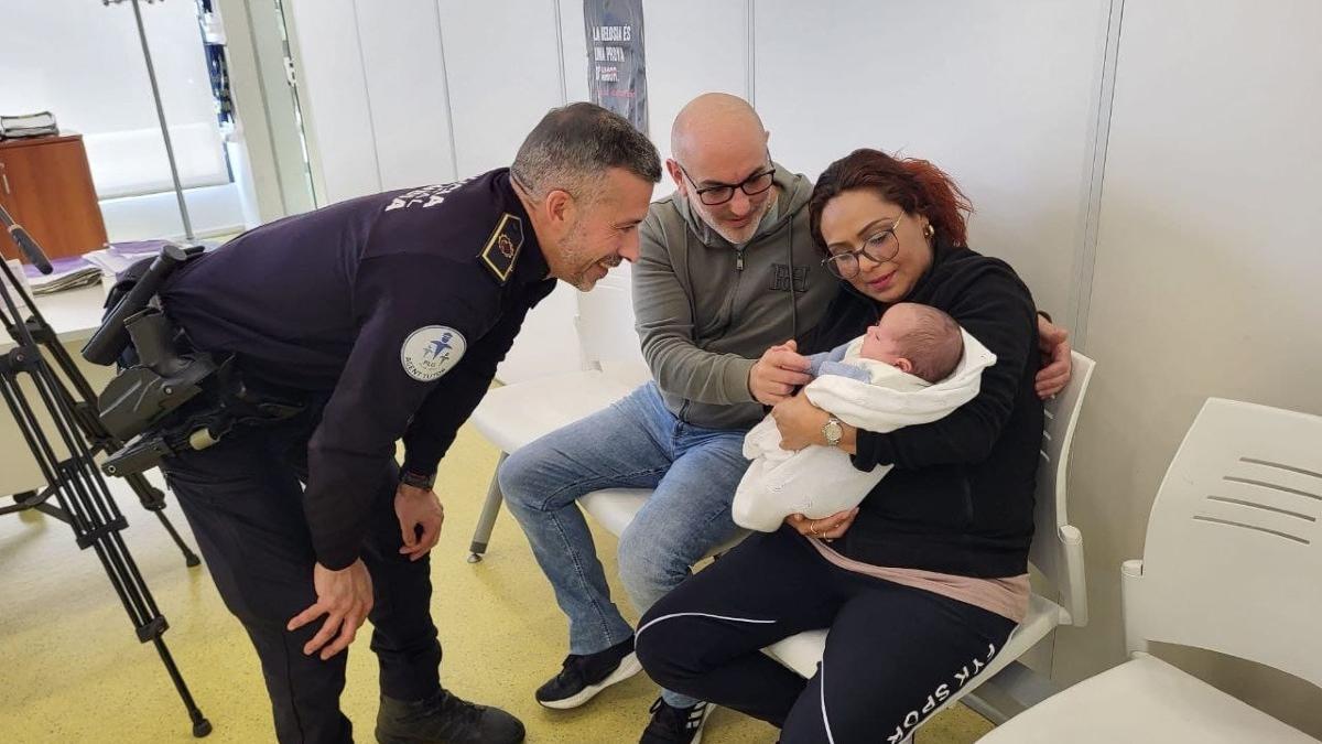 Los padres y el menor, con el agente de la Policía Local que lo atendió.