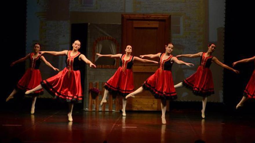 El festival de la Escola Maite Quiñones llena de danza el auditorio