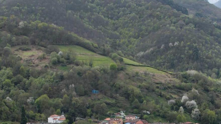 El polígono industrial de Olloniego. En el recuadro, el presunto ladrón captado por la cámara de seguridad.