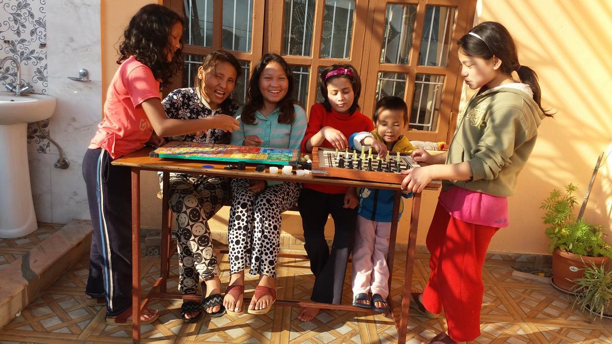 Unas niñas juegan al ajedrez en Nepal, donde Acción Solidaria Aragonesa (ASA) colabora con un hogar de acogida.