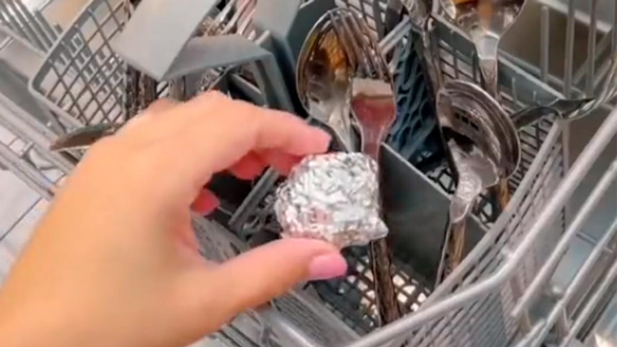 Añade una bola de papel de aluminio a este electrodoméstico: &quot;¡Cubiertos relucientes!&quot;