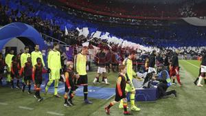 Los jugadores del FC. Barcelona saliendo al campo en el partido de ida de octavos de final de la Champions League