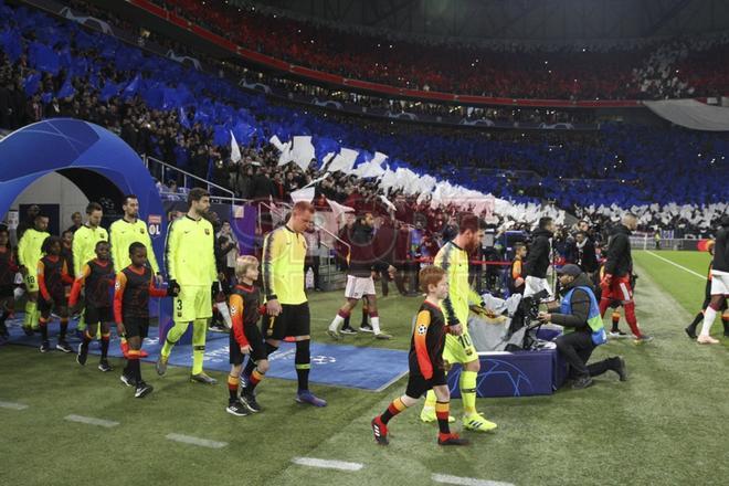 Los jugadores del FC. Barcelona saliendo al campo en el partido de ida de octavos de final de la Champions League