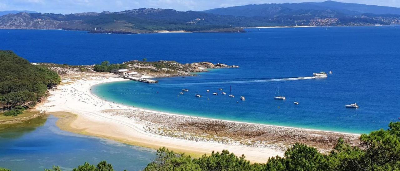 Playa de Rodas, en Cíes, con la península de  O Morrazo y Cabo Home al fondo