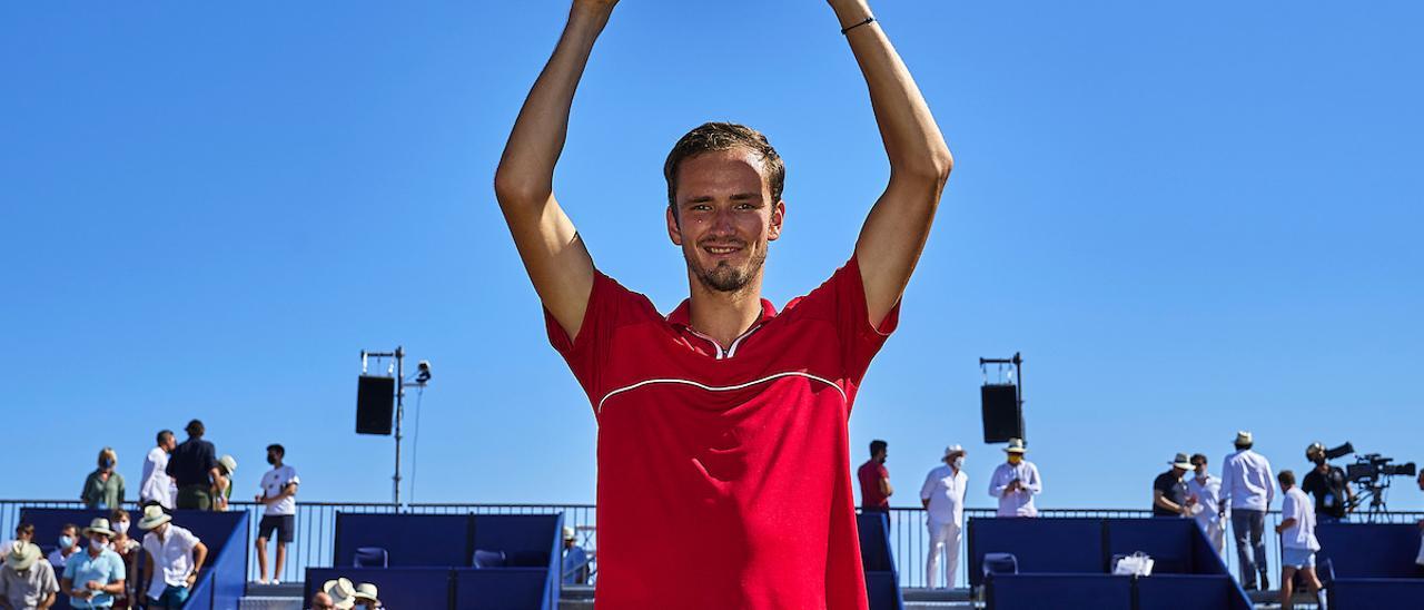 Medvedev levanta el trofeo de campeón del Mallorca Championships.
