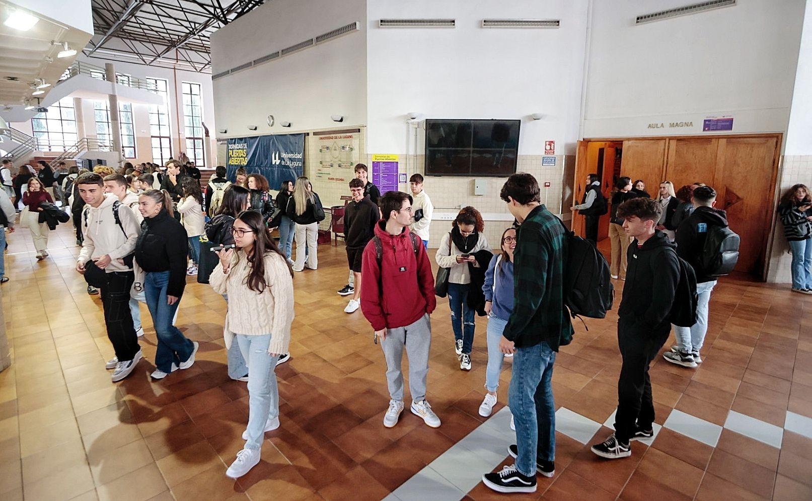 Decenas de alumnos en el Aulario General del Campus Guajara