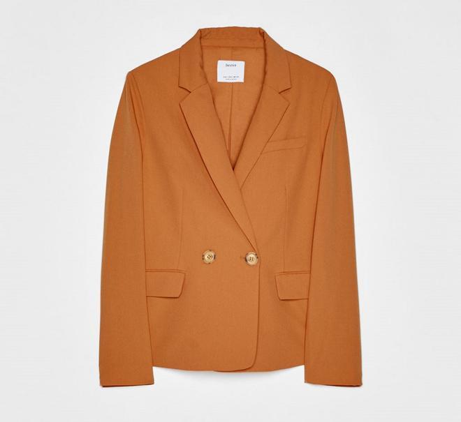 La blazer entallada color cobre, de Bershka