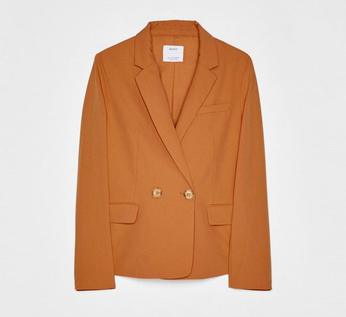 La blazer entallada color cobre, de Bershka