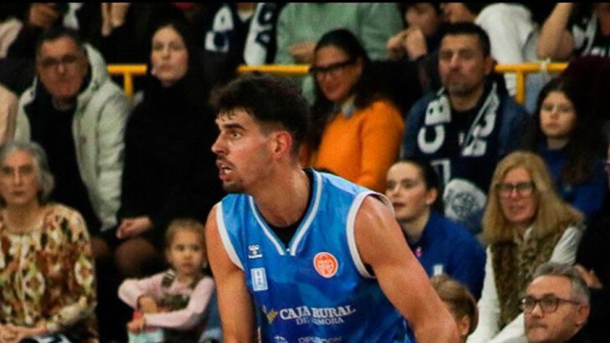 Toni Naspler, jugador del Caja Rural CB Zamora, con el balón. | ALBA PRIETO