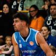 Toni Naspler, jugador del Caja Rural CB Zamora, con el balón. | ALBA PRIETO