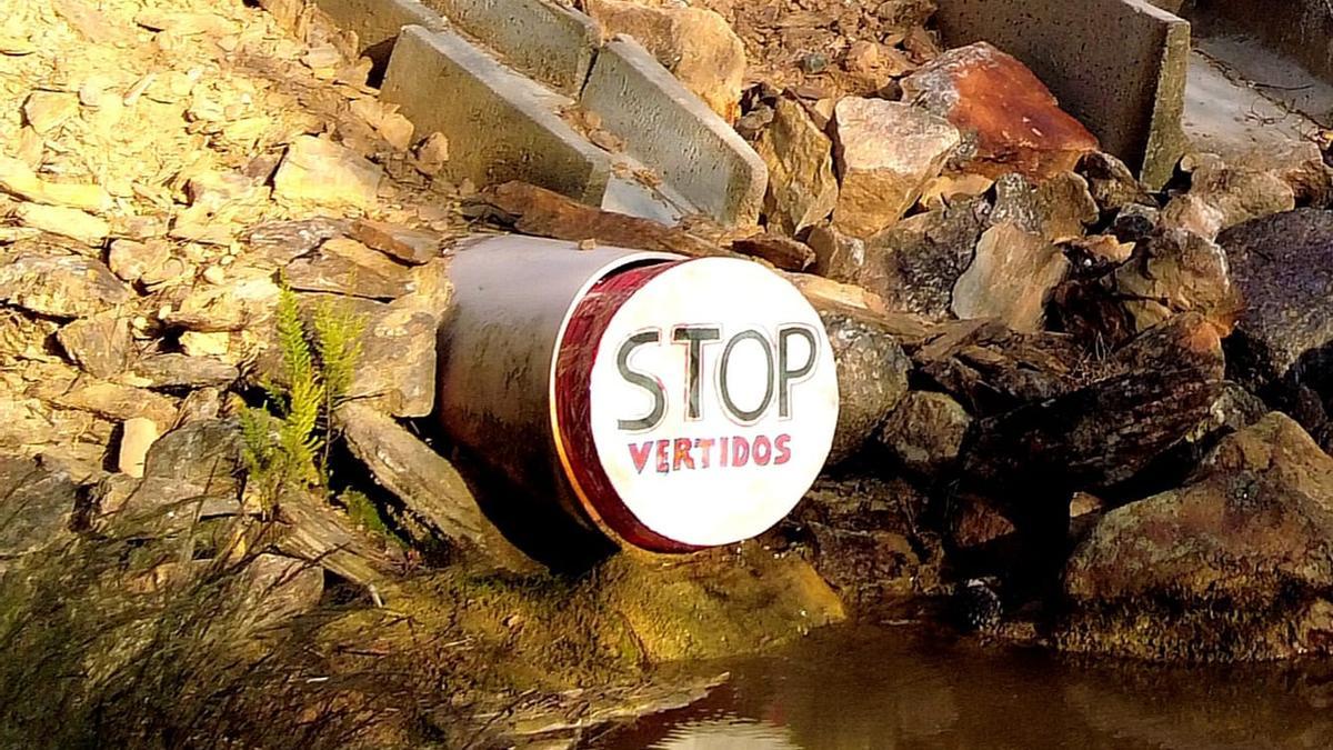 Ecologistas en Acción tapona los vertidos de la mina de San Finx