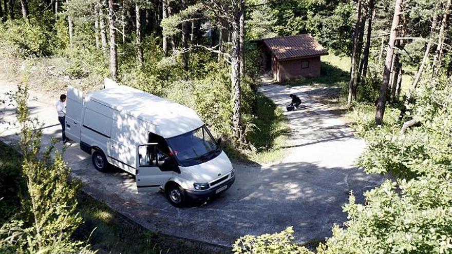 Efectivos de la Policía Foral intentan localizar alguna pista en el lugar donde ayer apareció una joven muerta con signos de violencia en la localidad navarra de Orondritz, en el valle de Erro. El cuerpo fue localizado a últimas horas de la tarde de ayer por un vecino que paseaba por la zona, ha precisado la misma fuente, que ha añadido que la víctima es una mujer de entre 25 y 35 años.