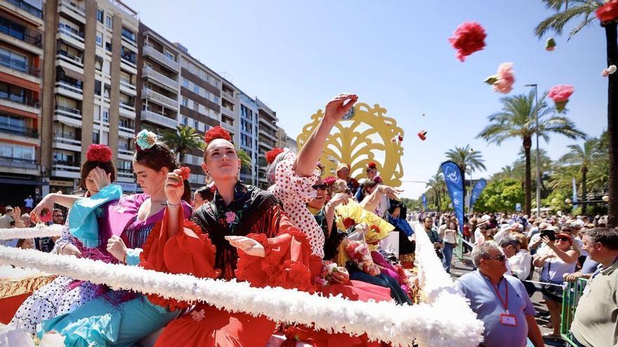 Una lluvia de claveles abre el Mayo Festivo en Córdoba