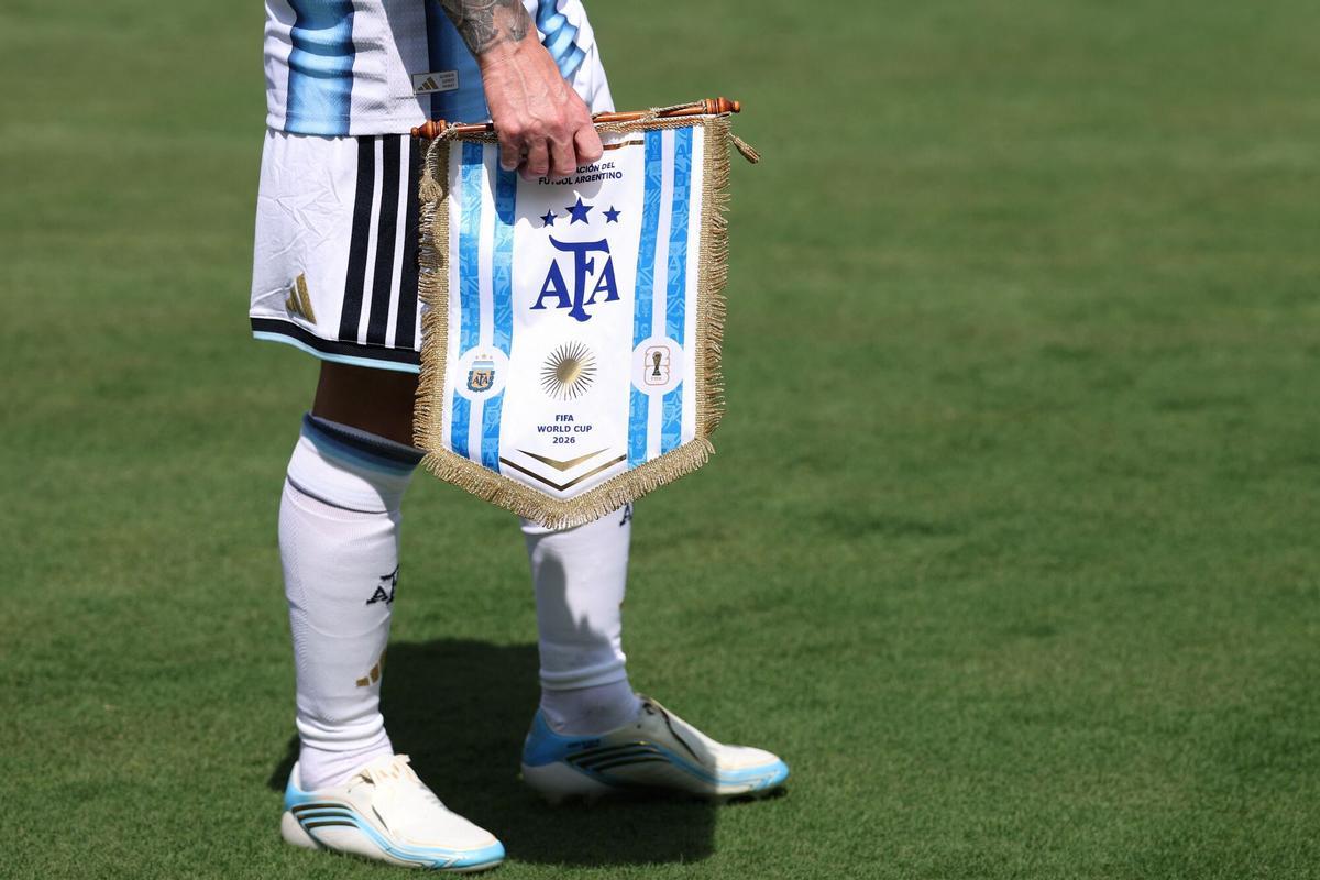 Messi sostiene el baderín de la Asociación del Fútbol Argentino.