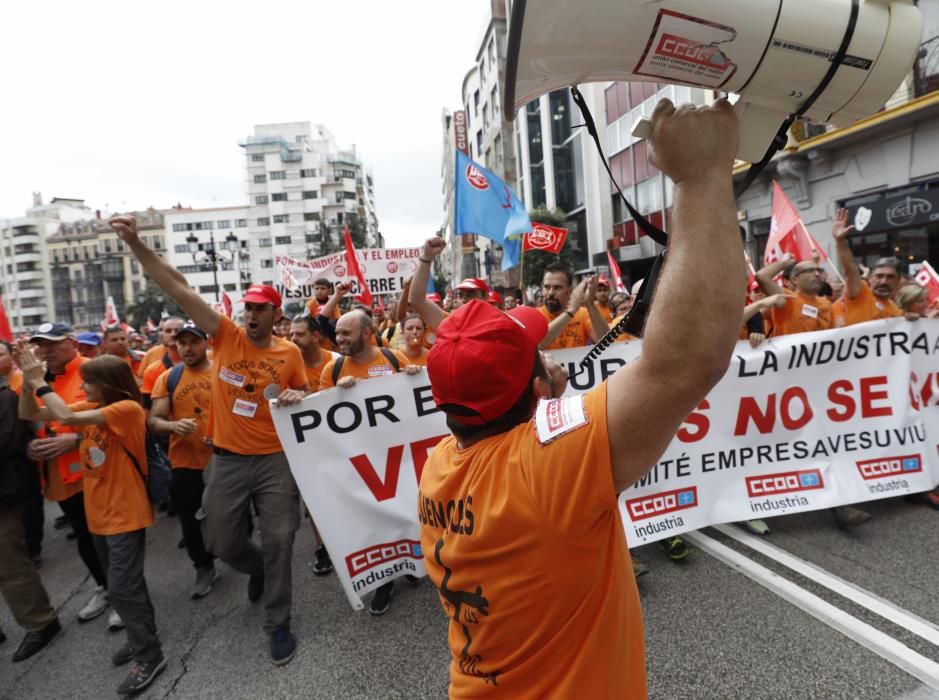 Los trabajadores de Vesuvius marchan a pie desde la fábrica de Riaño hasta la Junta