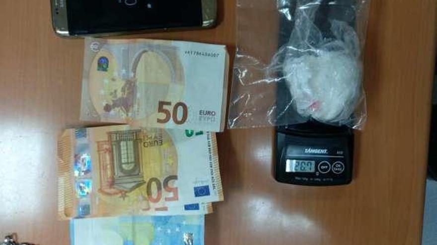 Droga y dinero incautado a uno de los detenidos. // Policìa Local