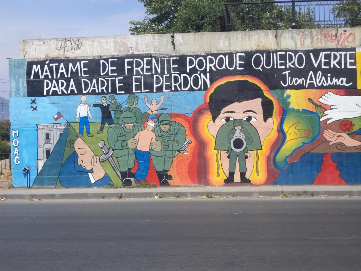Mural que recorda Joan Alsina al lloc de la capital xilena on va ser afusellat, i que reprodueix la frase que va dir al soldat que va disparar contra ell.