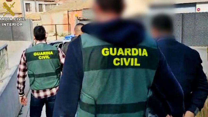 La Guardia Civil traslada a los detenidos.