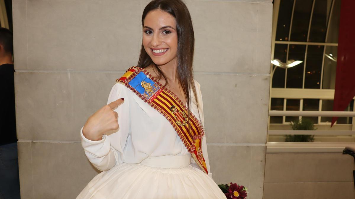 María Estela, con la banda, a la espera de incorporarle el vestido