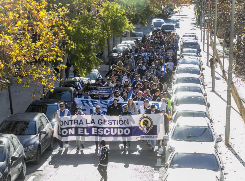 Alrededor de 400 aficionados del Hércules se manifiestan en contra de la gestión de Ortiz y Ramírez.