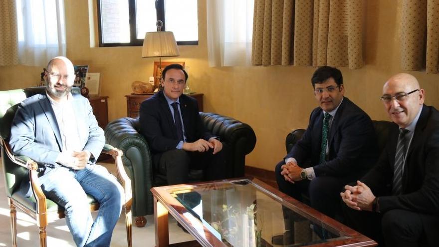León se reúne con el rector de la Universidad de Córdoba
