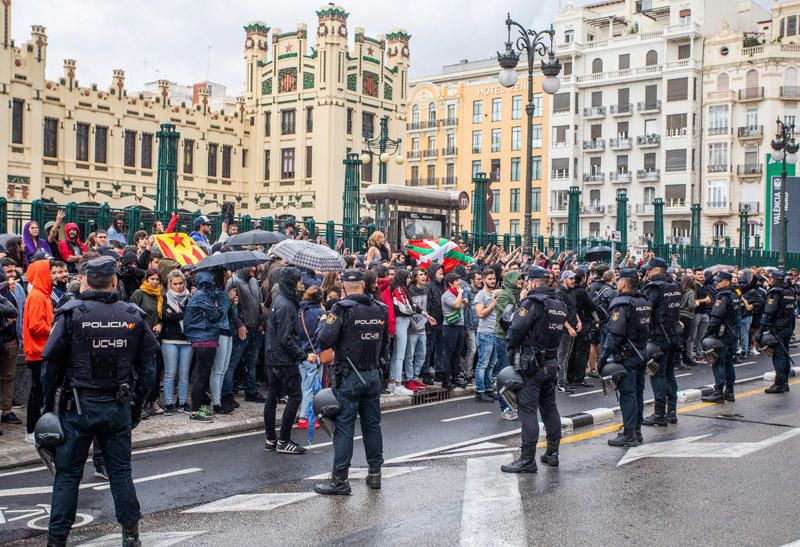 9 d'Octubre: Tensión en las manifestaciones en el centro de València