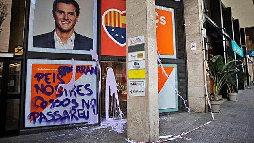 Pintada a la seu de Ciutadans situada al carrer Balmes.