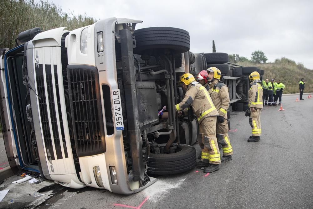 Bolca un camió i fa tallar la GI-600 a Blanes