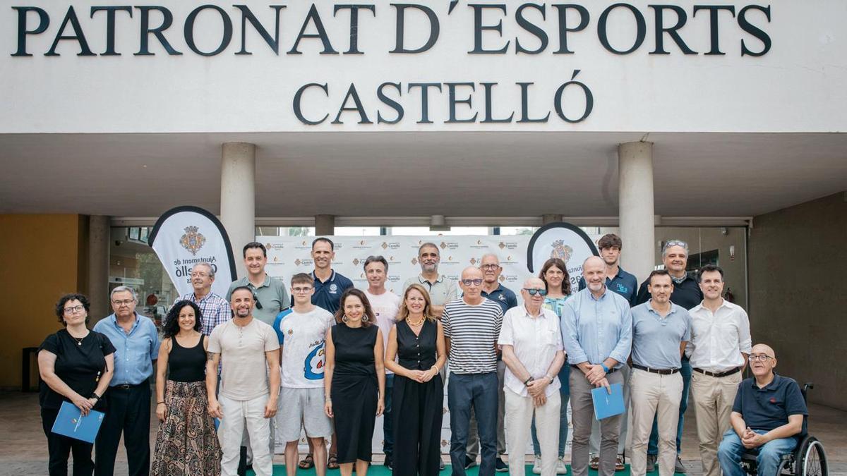 Carrasco junto a los representantes de los clubes deportivos, este viernes, en el Patronato Municipal de Deportes.