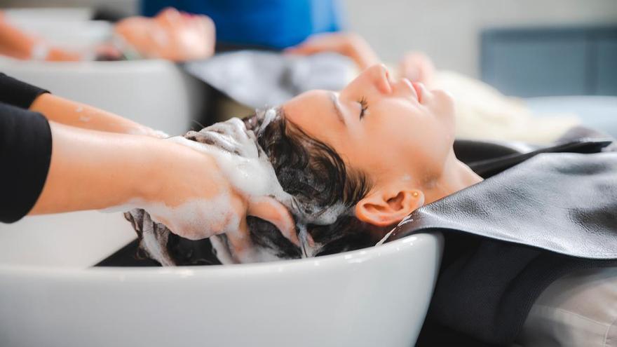 Los peligros del champú seco que nadie te había contado antes