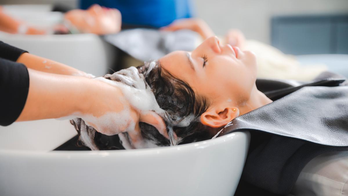 Lavado de pelo en una peluquería.